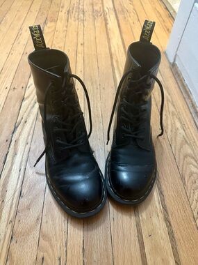 Dr. Martens Black Leather Lace-Up Boots / US Women’s 6